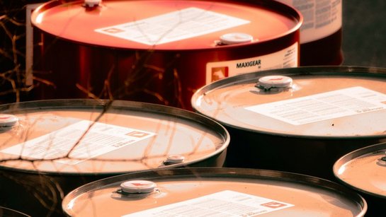 Mehrere verschlossene Metallfässer stehen dicht nebeneinander.